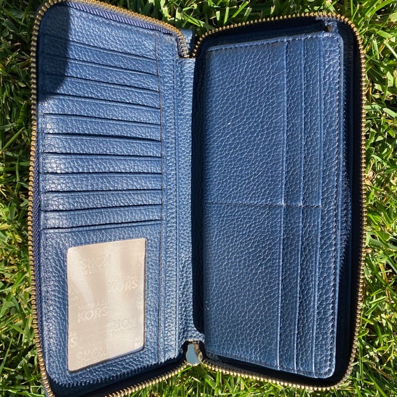 Authentic Michael Kors purse with wallet - Picture 4 of 13